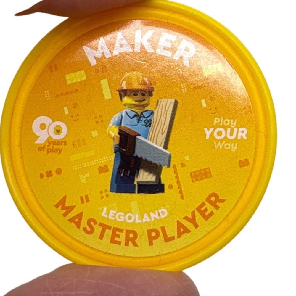 LEGO Legoland California Maker Master Player Yellow‎ 2022 Pop Badge